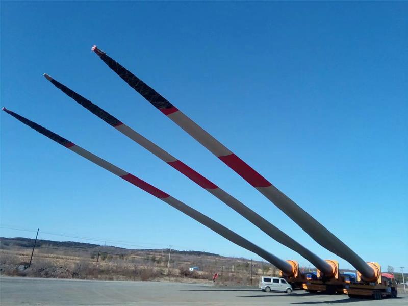 blade lifter carry with 84 m wind turbine blade