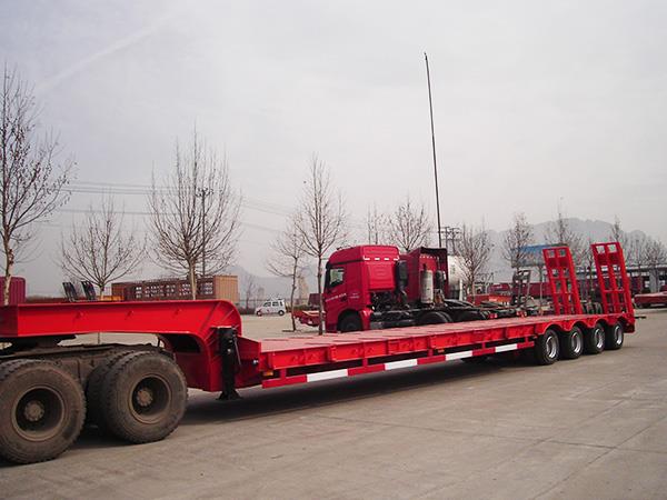quad-axle-extendable-lowboy-trailer-with-ramp