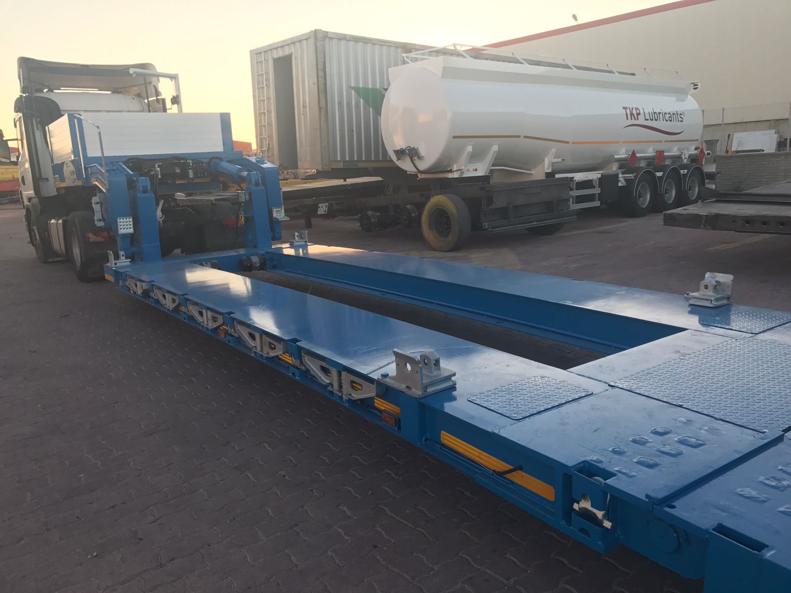 low bed trailer with extendable-beam