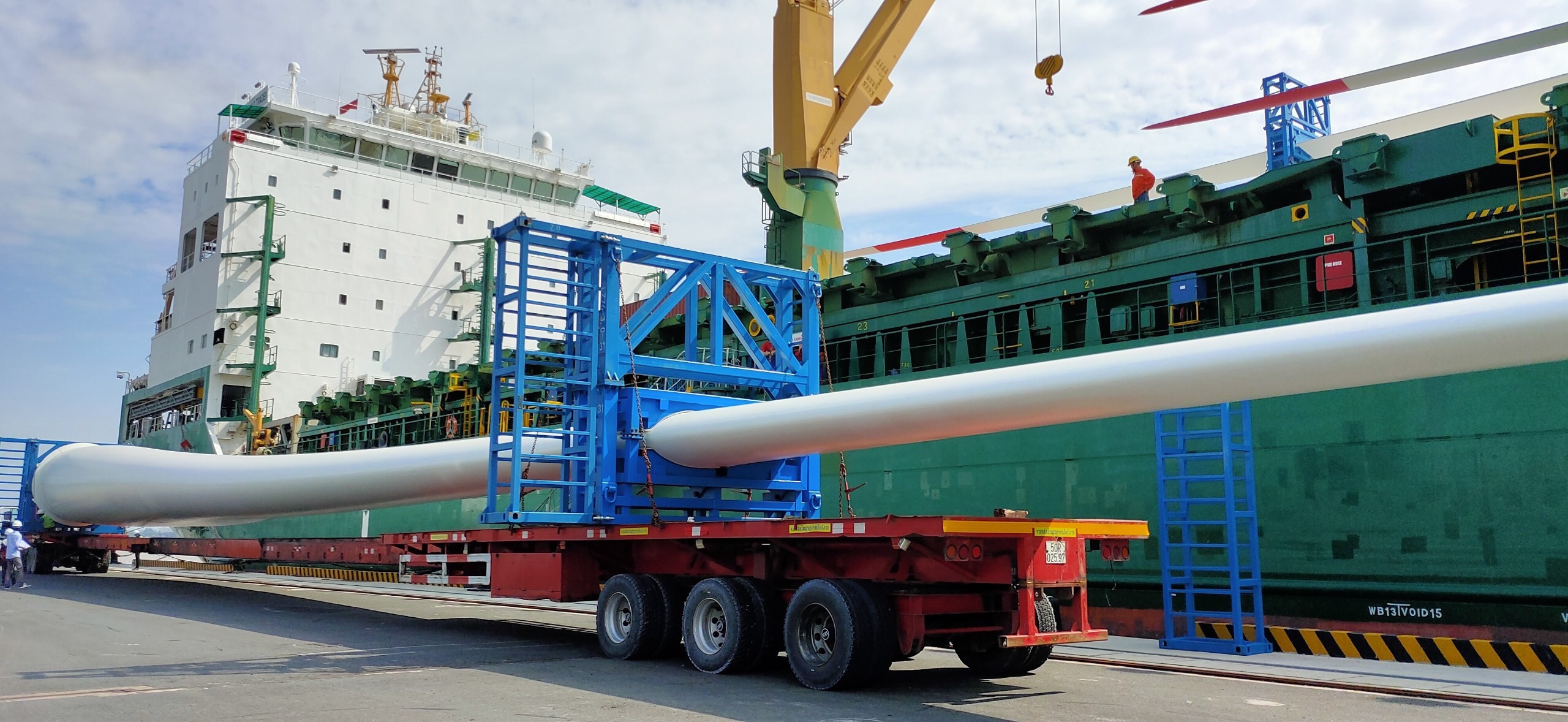 The-80-m-wind-turbine-blades-transportation-move-by-wind-blade-trailer
