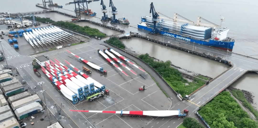 The-70-m-wind-turbine-blade-trailer-work-at-terminal-with-cosco-shipping-for-loading-wind-blade