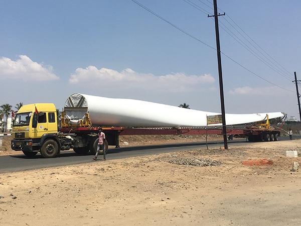 hydraulic-extendable-trailer-carry-with-wind-turbine-blade