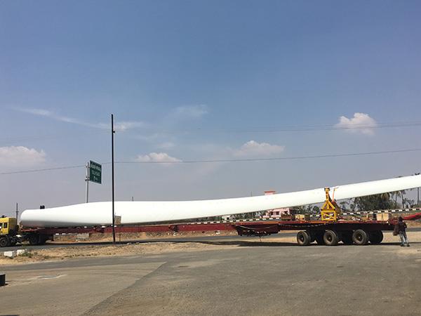 The-62-m-stretch-trailer-carrys-with-wind-turbine-blade-in-use